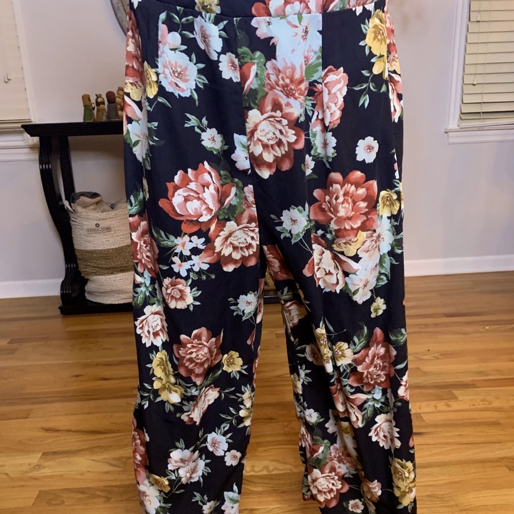 Flower print flowy pants ❄️